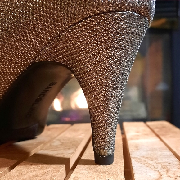 πβ¨οΈ BANDOLINO Silver Sparkly Metalic Pumps - Picture 12 of 13